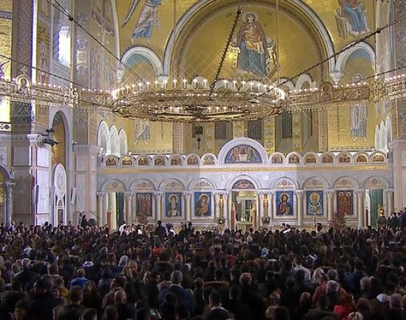 Vjernici slave Vaskrs, patrijarh služi liturgiju