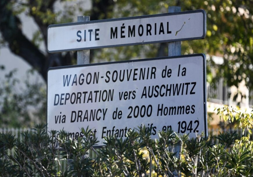 Fotografija ispred logora Aušvic razbjesnila javnost