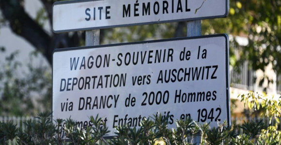 Fotografija ispred logora Aušvic razbjesnila javnost