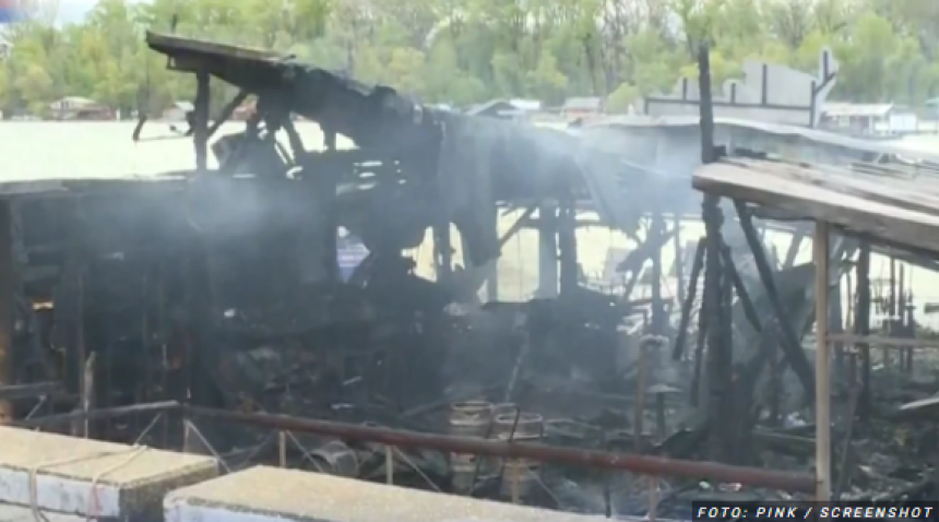 Buknuo požar na splavu na Savskom keju