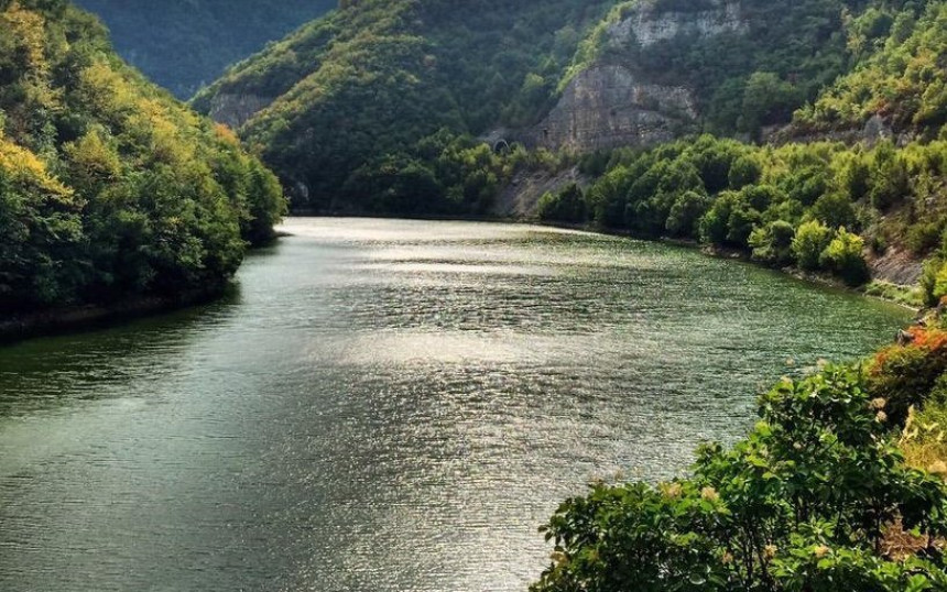 На терену полиција, хитна помоћ и ватрогаси