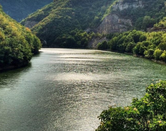 На терену полиција, хитна помоћ и ватрогаси