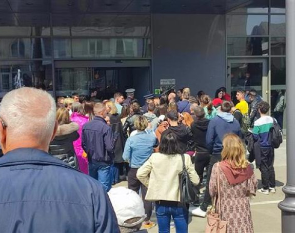Obožavaoci satima čekaju Novaka ispred hotela