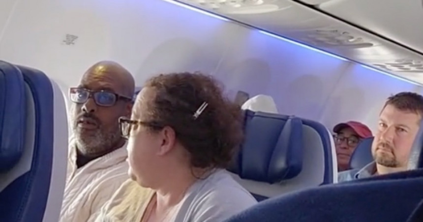 Putnik u avionu izgubio živce zbog bebe koja plače