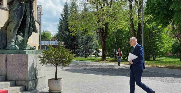 "Svako bira svoj put, mi ne želimo dati legitimitet uzurpatoru koji je pokrao izbore" poručio Vukanović