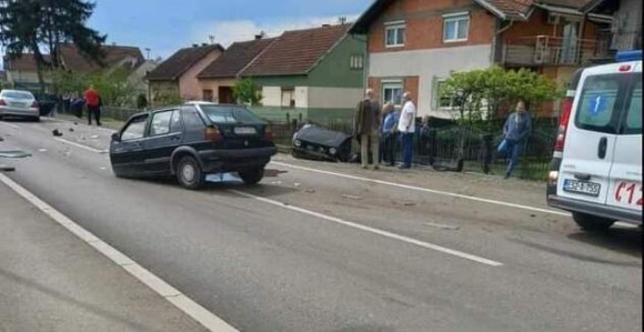 Teška nesreća kod Gradiške, golf se prepolovio
