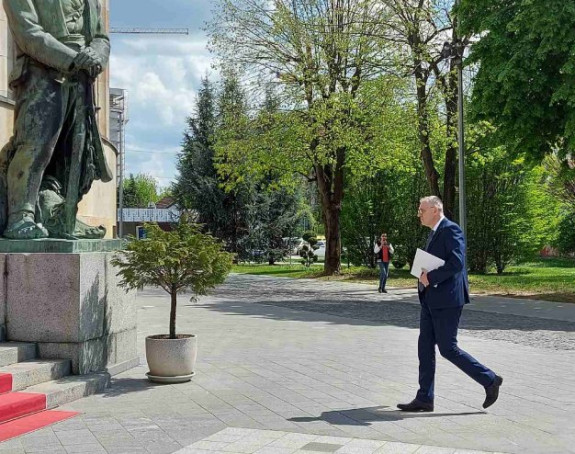 "Svako bira svoj put, mi ne želimo dati legitimitet uzurpatoru koji je pokrao izbore" poručio Vukanović