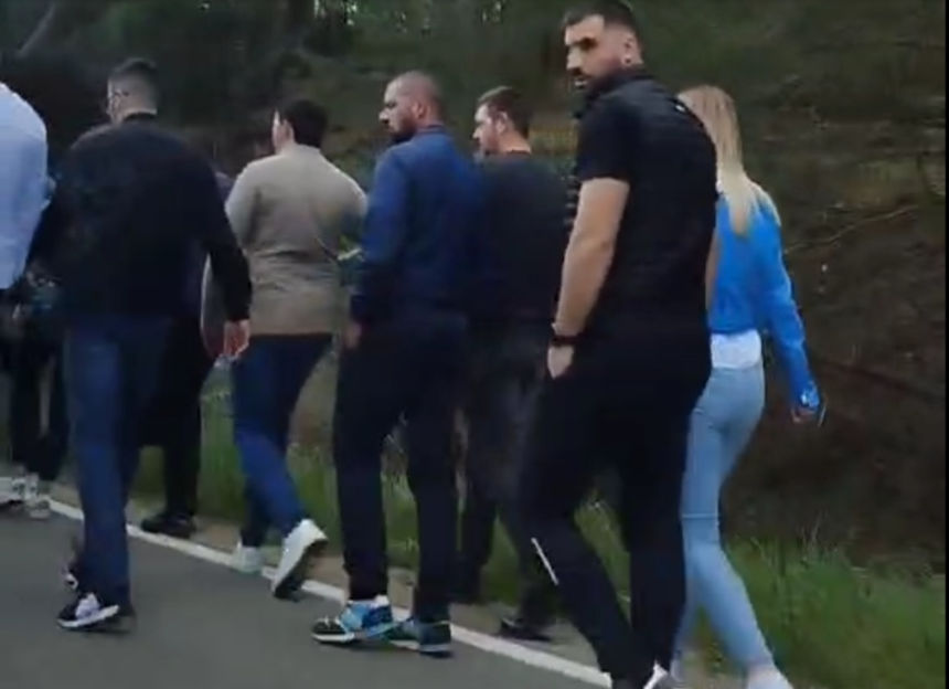 Okupljanje pristalica DNS-a ispred kuće poslanika Dubravca