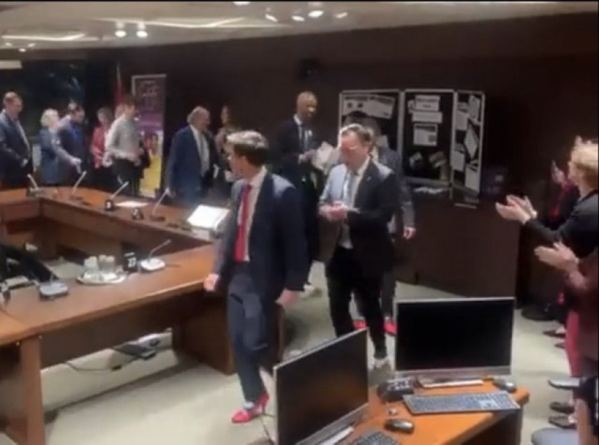 Kanada: Političari prošetali u roze štiklama (VIDEO)