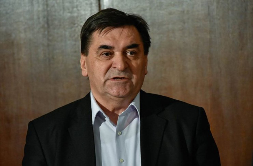 Obren Petrović obezbijedio djeci sendviće za put