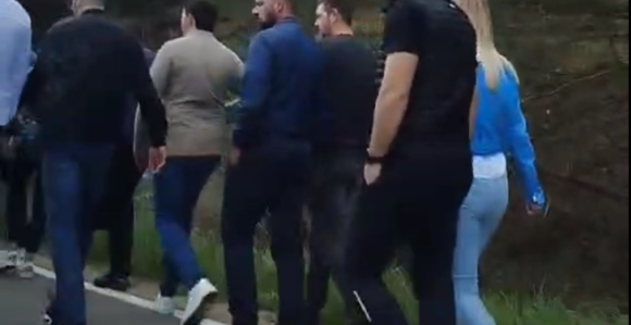 Okupljanje pristalica DNS-a ispred kuće poslanika Dubravca