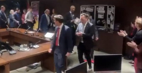 Kanada: Političari prošetali u roze štiklama (VIDEO)