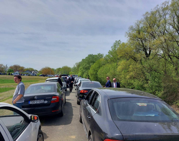 Саобраћајни колапс након меморијалног скупа (ФОТО)