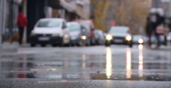 Oprez vozačima: Kolovozi mokri, mogući su odroni