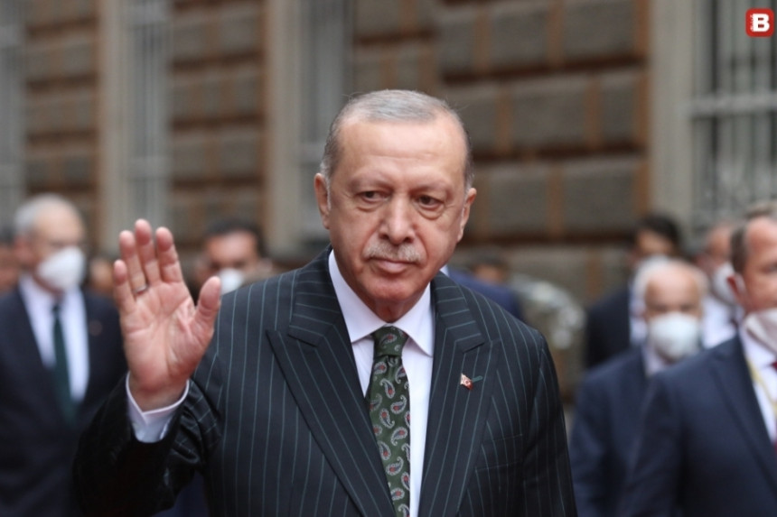 Erdoganu pozlilo tokom razgovora, prekinut prenos