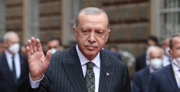 Erdoganu pozlilo tokom razgovora, prekinut prenos