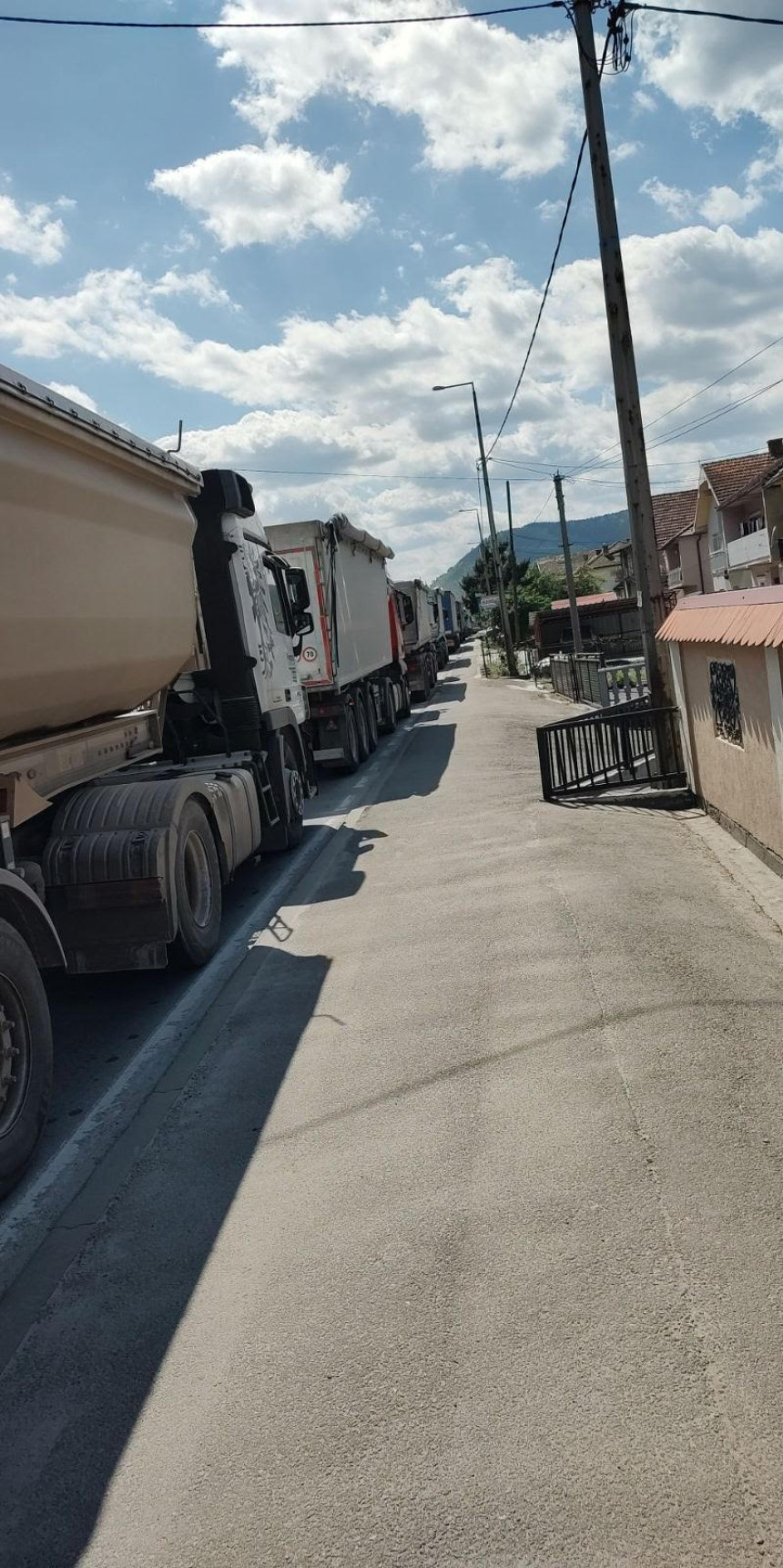 Колона дуга више километара из правца Србије у БиХ