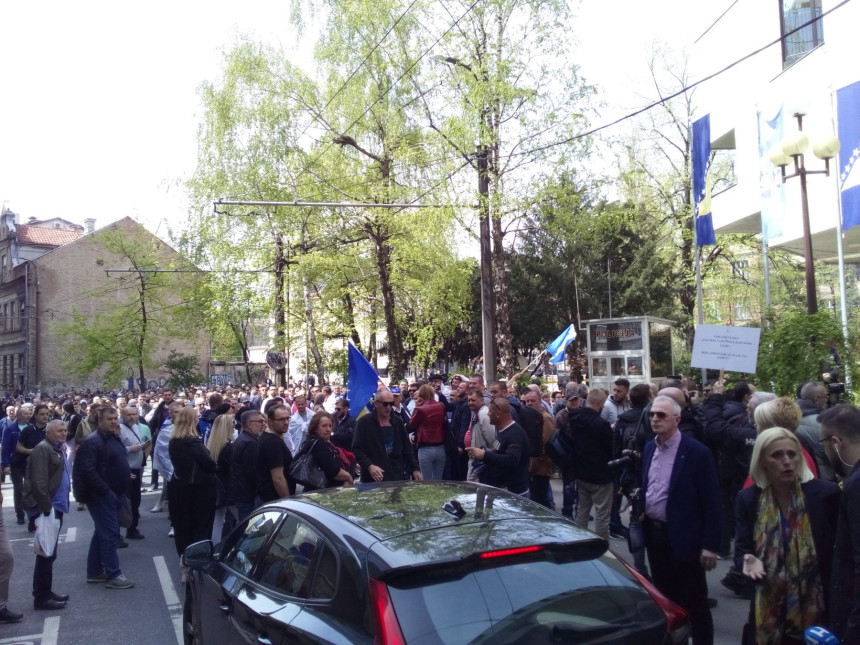 Protesti ispred zgrade Parlamenta Federacije BiH