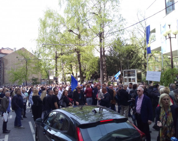 Protesti ispred zgrade Parlamenta Federacije BiH