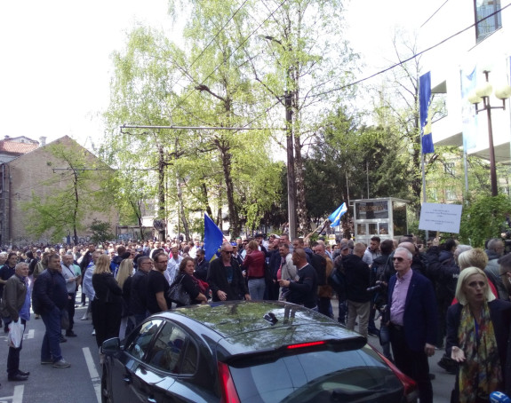 Protesti ispred zgrade Parlamenta Federacije BiH