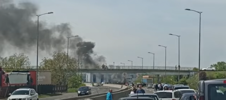 Изгорило возило на улазу у Бањалуку, саобраћај блокиран