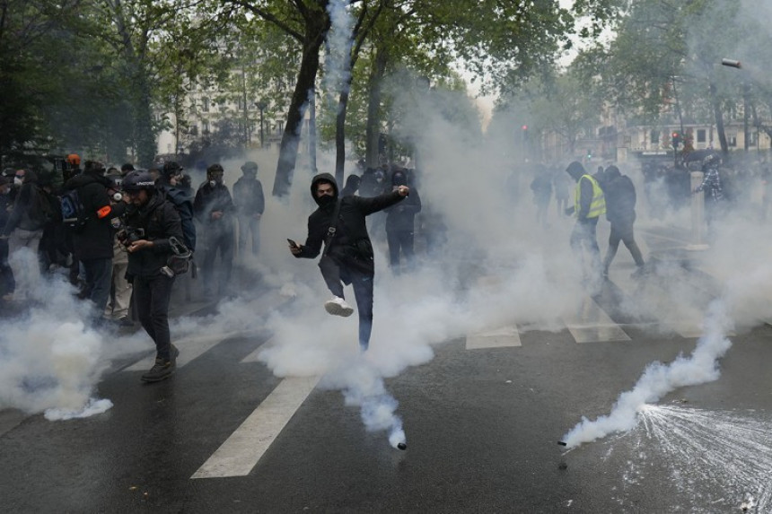 Протести широм Француске, полиција бацила сузавац
