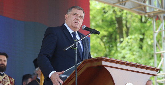 I komemoracije koristi za svoju političku promociju