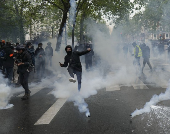 Протести широм Француске, полиција бацила сузавац