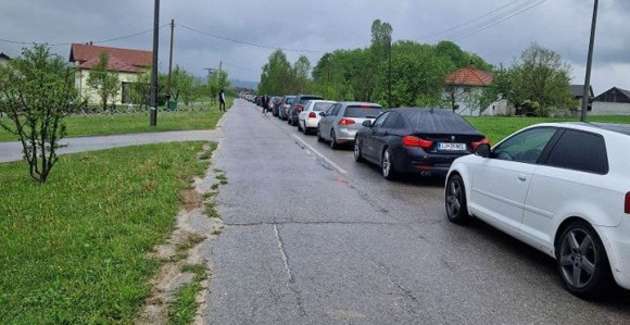 Ogromne gužve na prelazima, i do pet sati se čeka
