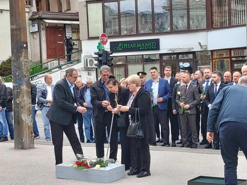 Zapaljene svijeće za ubijene Srbe u Dobrovoljačkoj