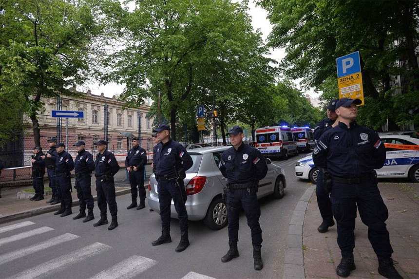 U pucnjavi ubijeno 8 učenika i radnik obezbjeđenja