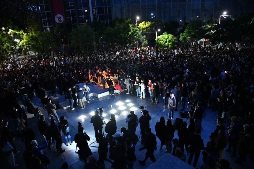 Potresni prizori u Beogradu: Hiljade ljudi na trgu