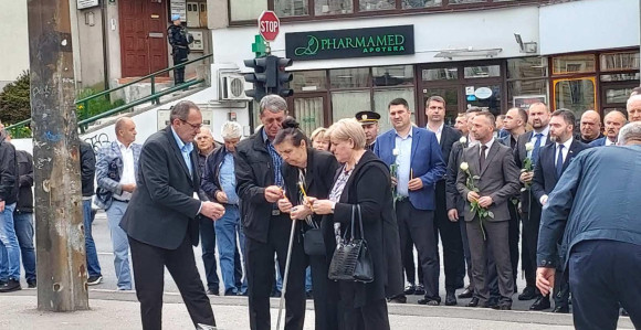 Zapaljene svijeće za ubijene Srbe u Dobrovoljačkoj