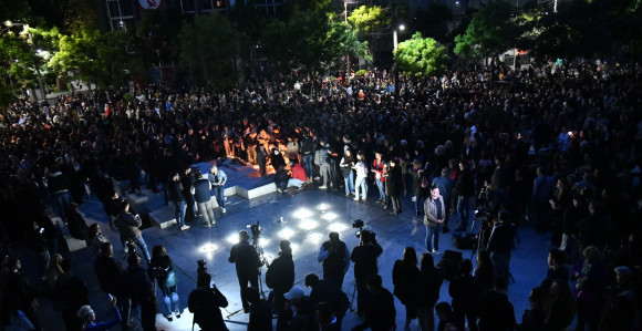 Potresni prizori u Beogradu: Hiljade ljudi na trgu