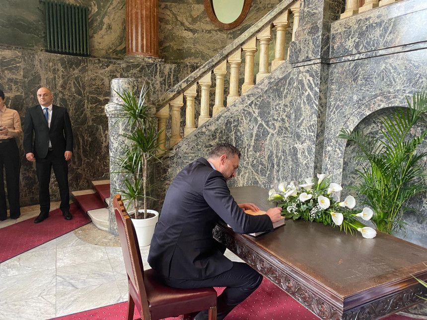 Ministar Konaković se upisao u knjigu žalosti u Beogradu