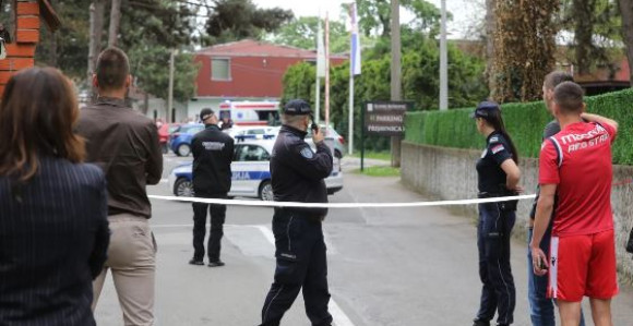 Ученица ножем напала ученика и наставницу