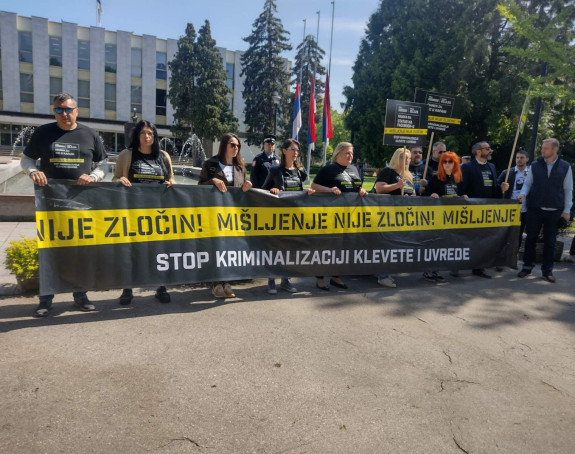 Новинари поручили: "Новинарство није злочин"