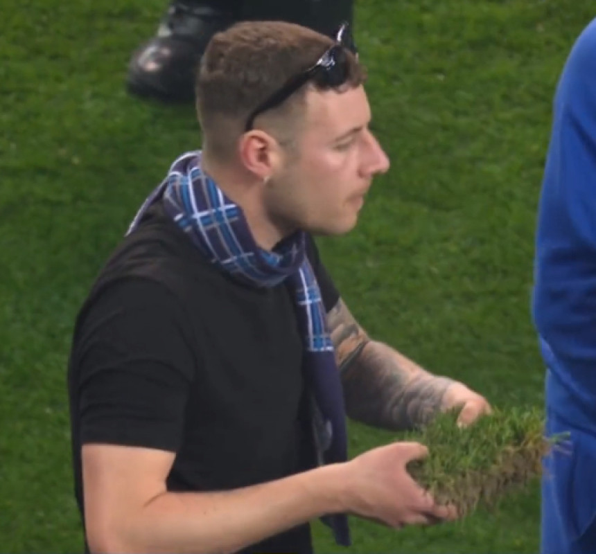 Навијачи Наполија продају траву са историјског меча