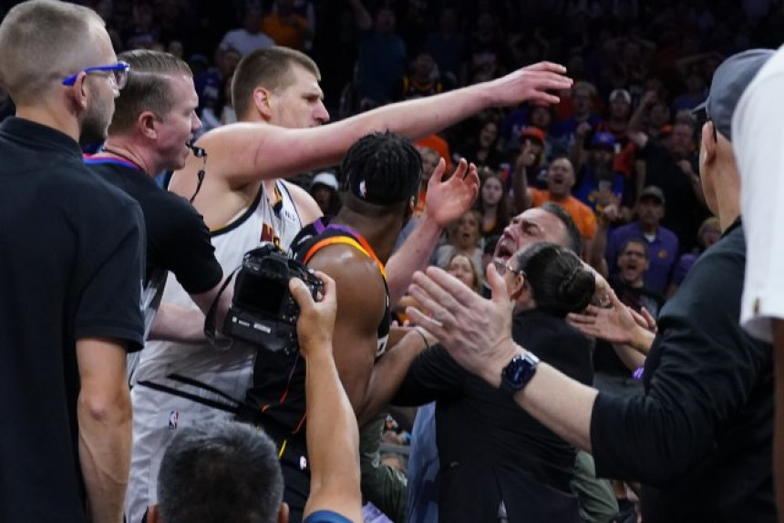 Incident: Jokić odgurnuo vlasnika Finiksa (VIDEO)