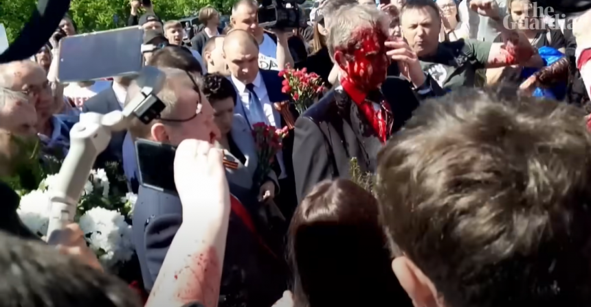 Skandal: Ambasador Rusije poliven crvenom farbom