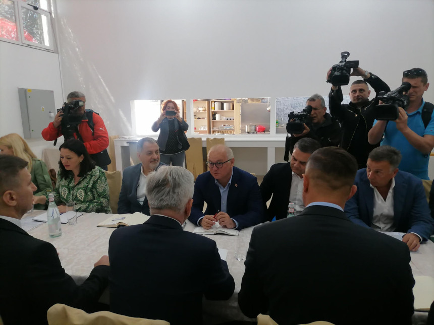 Србија завршава свој дио посла, Српска каска