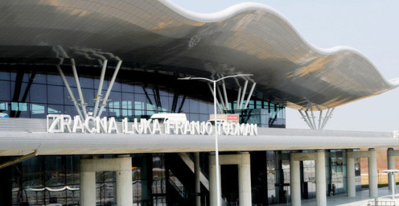 Incident: Avionu otkazale kočnice, udario u vozilo