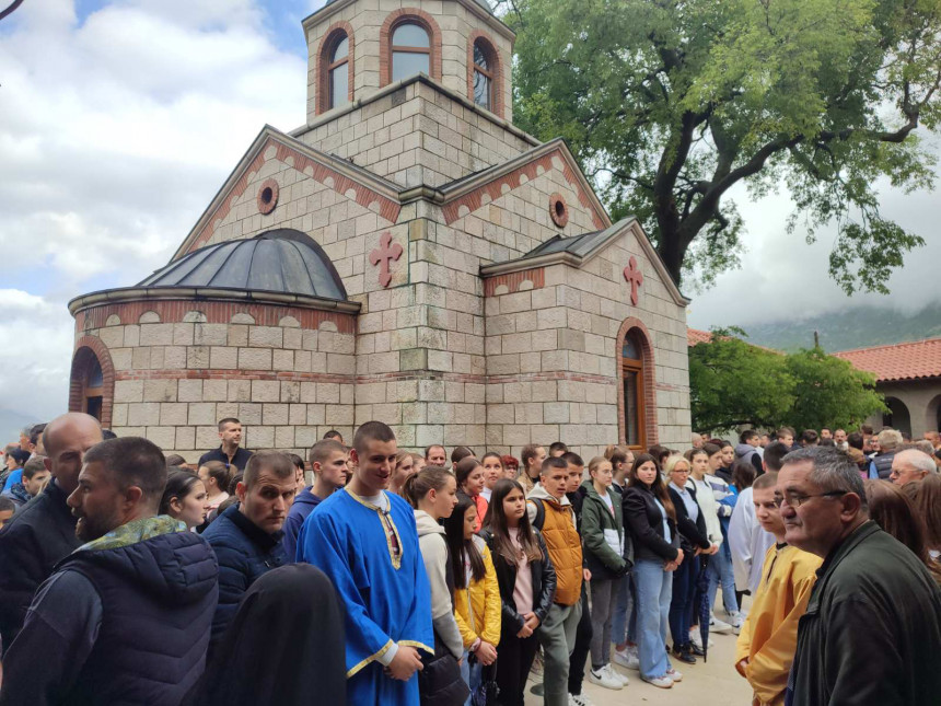 Хиљаде вјерника присуствује литургији у Мркоњићима