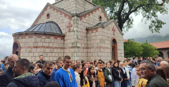 Хиљаде вјерника присуствује литургији у Мркоњићима