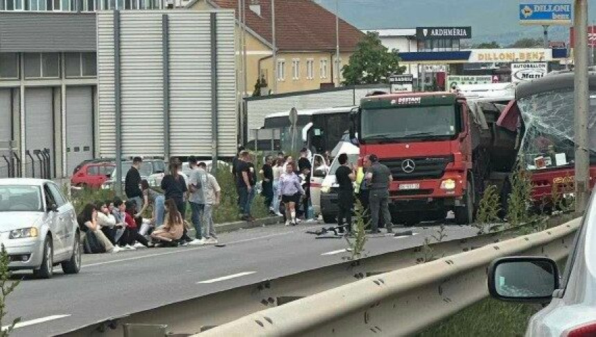 Незгода на путу Приштина - Пећ, повријеђено 30 особа