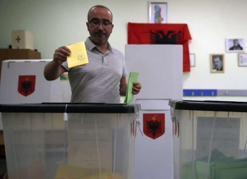 Албанија: На изборе до 16 часова изашло 32 % грађана