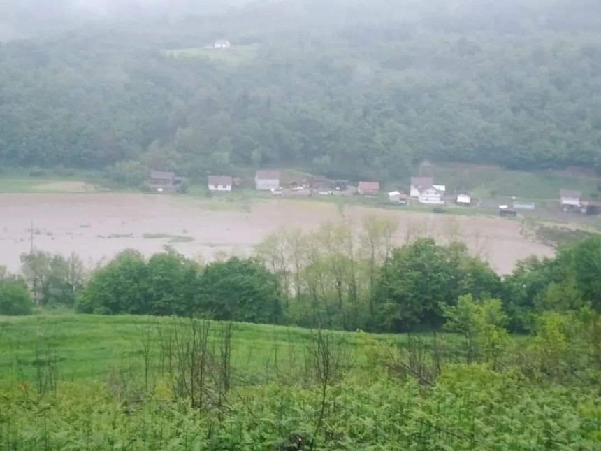 Расту водостаји Уне и Сане, прве куће заплављене