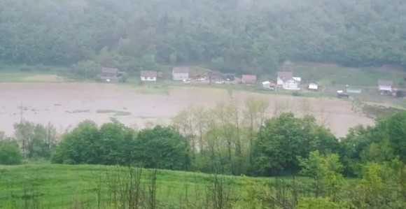 Rastu vodostaji Une i Sane, prve kuće zaplavljene