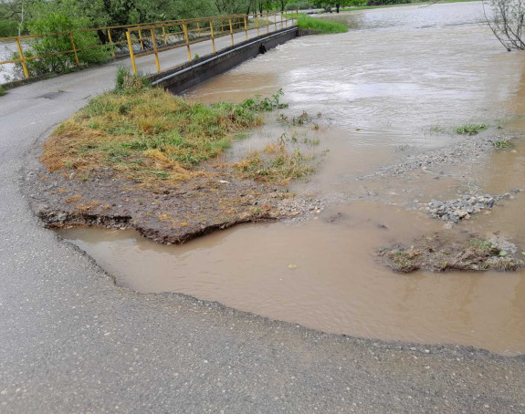Nabujala rijeka Japra bez milosti, prekinut saobraćaj