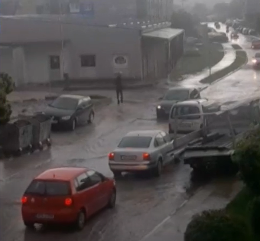 Jako nevrijeme u Doboju, uži centar grada pod vodom